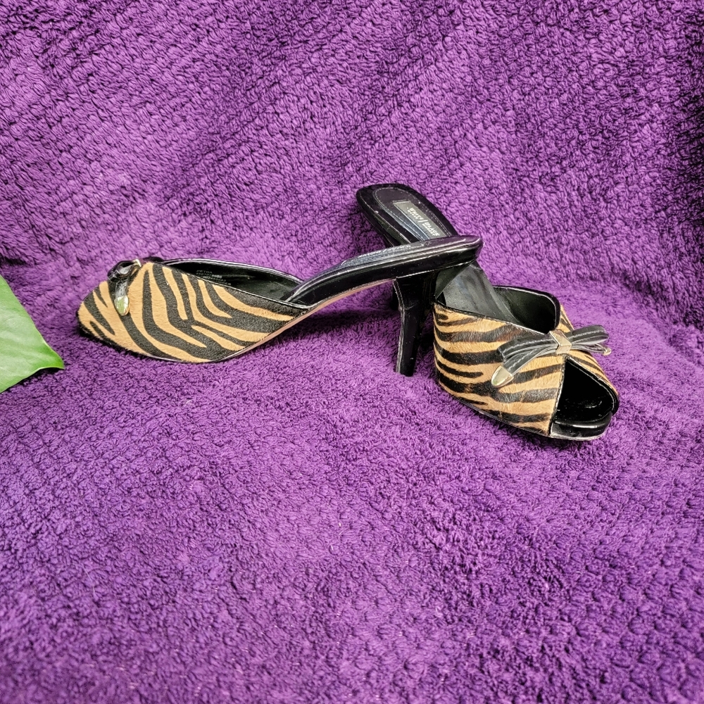 WHITE HOUSE BLACK MARKET HEELS  SIZE 8